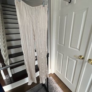 Drawstring pants with pockets.